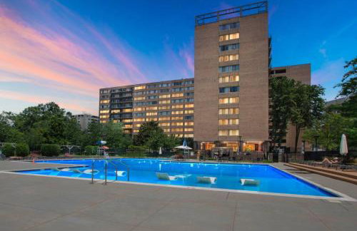 Large 3 bedroom Family Suite, Private Balcony, 5 min to DCA, Gym, Pool and more! - Photo 60