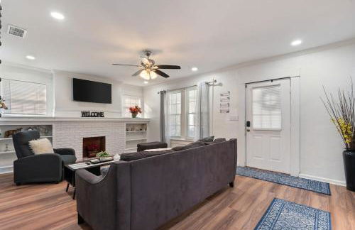 Mara Retreat with Fire Pit-Grill-Patio-Games-Jacuzzi - Photo 1