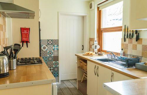 Dog Friendly Cosy Coastal Cottage with Sea Views - Photo 9