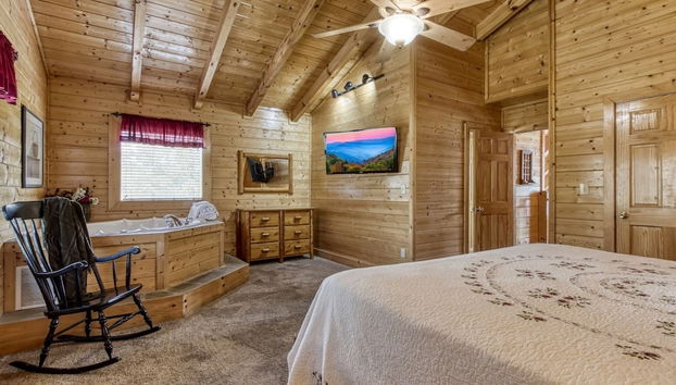 Ern819 - Mountain Majesty - Great Location! Close To All The Action! 5 Bedroom Cabin by RedAwning - Foto 5, Habitación