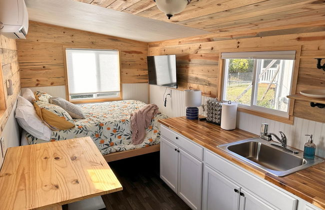 Enchanting Getaway: Farmhouse and Tiny House Duo - Foto 17