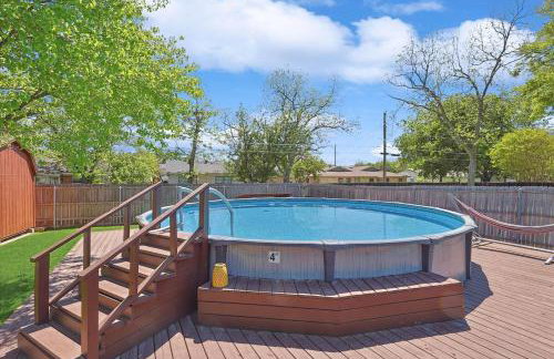 Peaceful and Relaxing Getaway w Beautiful Pool - Photo 31