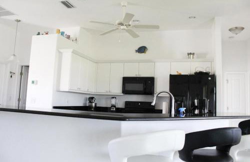 Paradise Home, Tranquil canal view 3-BDR in Golfers paradise - Foto 18