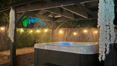 Farmhouse Retreat with Hot Tub, Pool, Horses, Games Room, Free Car Park, Only 45 min from Oxford Circus - Foto 3