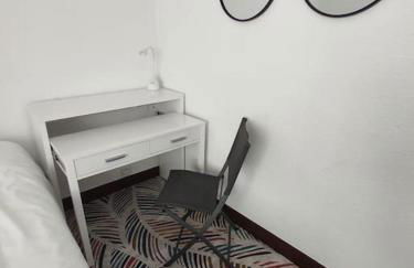 Piso con terraza y zonas verdes - Foto 5