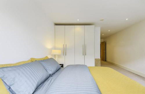 Elegant 2-Bedroom Apartment with Balcony - Foto 11