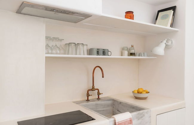 aniko suites White Alley - Photo 17