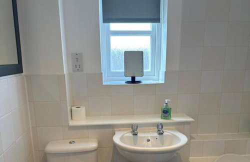 2 Bed Apartment Sleeps 4 -Near Airport -WiFi & Tv - Foto 13