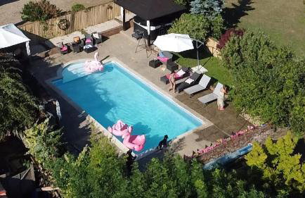 Farmhouse Retreat with Hot Tub, Pool, Horses, Games Room, Free Car Park, Only 45 min from Oxford Circus - Foto 1