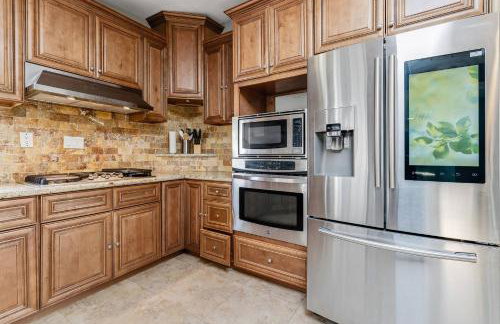 Spacious 4BR w/ Pool, Spa, Mini Golf & Game Lounge - Foto 8