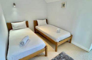 Stunning 7 Bedroom Escape Near New Forest and Beach - Large Garden - Serene Setting - Sleeps 14 - Foto 49