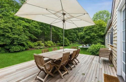 Luxury Sag Harbor Home with Heated Pool & Charm - Foto 7