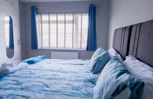 Spacious Cosy 3-Bedroom Home - Photo 32