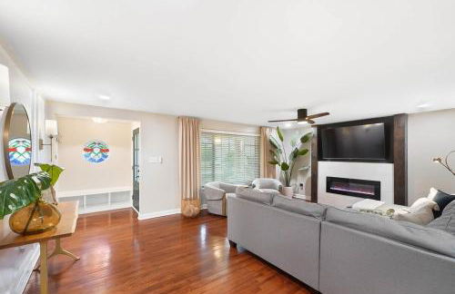 The Sleepy Tiki - game room, tiki lounge, firepit - Foto 38