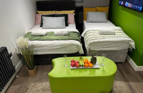 Southgate Luxury Apartments-Jaquzzi Bath-Private Parking- suitable for contractors - Foto 47