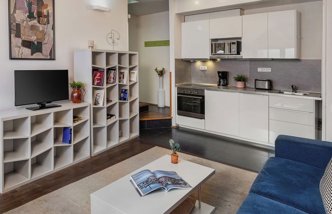 4 Arts Apartments by Adrez Living - Photo 23