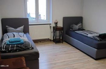 Große Monteurwohnung bei Würzburg bis 6 Personen mit eigenen gratis Parklätzen und Grill und WLAN 3x Schlafzimmer - nur Einzelbetten - Foto 1