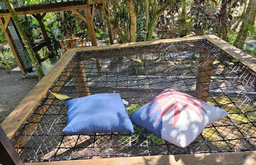 Um chalé e um riacho no meio da natureza - Foto 18