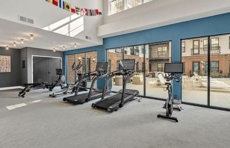 Cozy 1BR with Private Balcony, Gym, Pool & Workspace - Foto 42