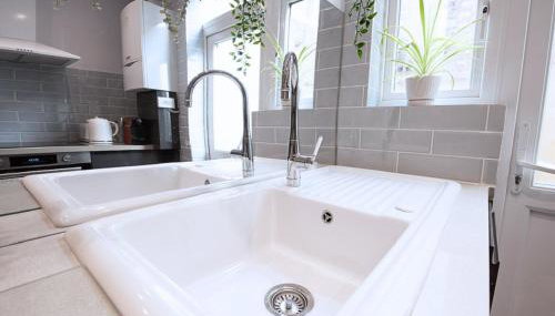 Victorian 2 Bedroom Flat, King Beds, Free WiFi, Near Shops & Transport, E17 - Foto 3