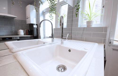 Victorian 2 Bedroom Flat, King Beds, Free WiFi, Near Shops & Transport, E17 - Foto 3