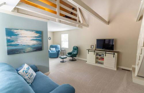 Charming Waterfront Cabin - Sleeps 10 - Photo 20