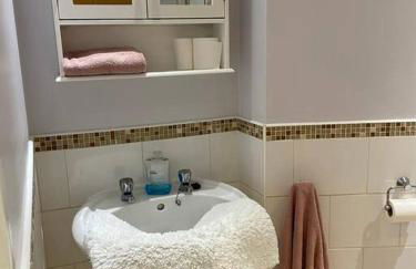 Lovely centrally located 2 bedroom flat in Southsea - Photo 2