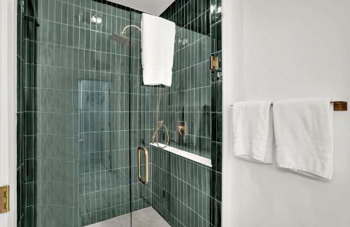 Luxury Townhouse with Fireplace Rooftop Deck Close to Downtown-Family Friendly - Foto 36