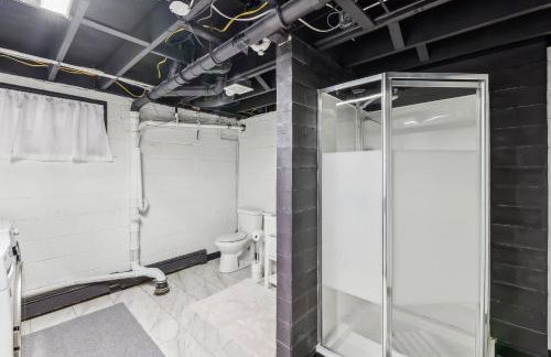 Cozy 3BR Home with BBQ Patio & Gym Near Downtown - Foto 25