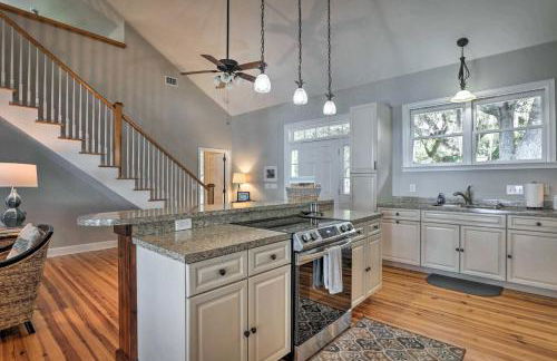 Lakefront Retreat with Game Room and Private Dock! - Foto 14