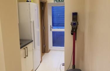 London Luxury Apartment 4 Bedroom Sleeps 12 people with 4 Bathrooms 1 Min walk from Station - Foto 2