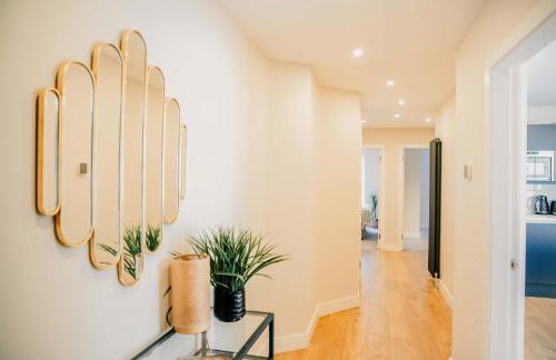 Modern Central 2 Bed Apartment with Parking - Photo 51