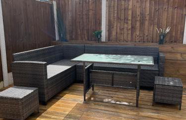 The Place with king beds, Ensuite Bathrooms, Close to Airport and Free Parking - Foto 27