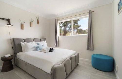 Mountain View 2BR 1 Bath Retreat with Private Lanai - Photo 6