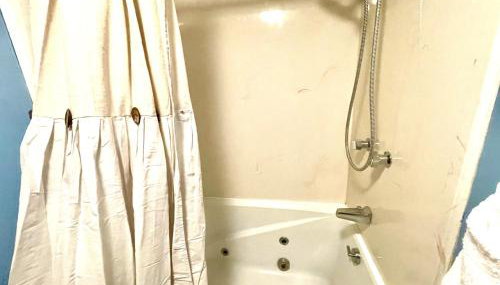 Forest view, log-sided two bedroom, two bath condo on Lake Ouachita, condo - Foto 5