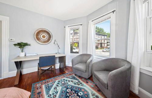 Cozy Up in 5BR Apt Near Charming Oak Square - Foto 7