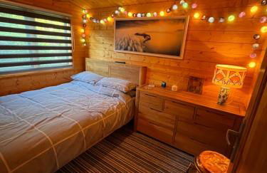 Rubys Retreat Stylish Log Cabin-Hidden Garden - Photo 5