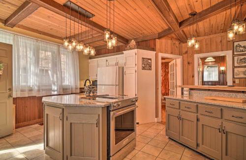 Tranquil Smoky Mountain Cabin with Porch and Fire Pit - Foto 8