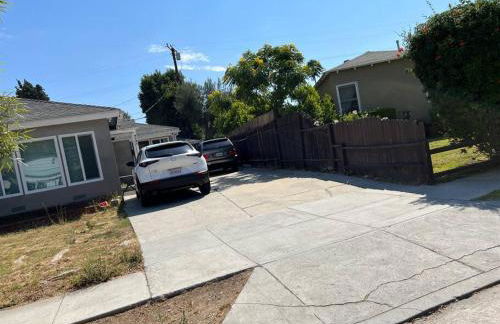 Adorable 2BR-2BA House with EV & Free Parking and Family Friendly in Los Angeles - Photo 62