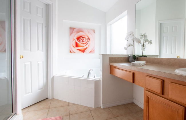 4 Bed and 3 Bath in Perfect Location With Pool by Florida Dream Home - Foto 18