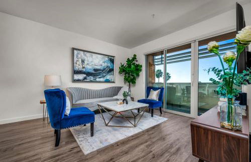 Luxury by the Beach with Pool, Gym, Game Room - Photo 32