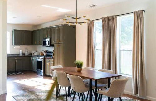 Cypress 5 Bedroom Retreat with Hot Tub, Firepit and Game Tables! Pet Friendly - Foto 3