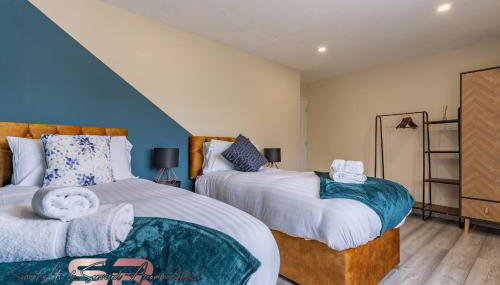 Stylish 4-BR Hayes Home, Guests 8 - Ideal for Long term stays, Fast unlimited Wi-Fi - Foto 3, towels, wardrobe