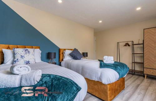 4-BR Hayes Home, Guests 8 - Ideal for Long term stays, Fast unlimited Wi-Fi - Foto 14