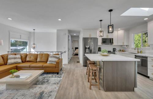 Stylish Bellevue Retreat - Photo 29