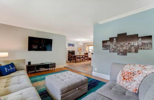 Poolside Bungalow with Fire Pit Fun and King Suite - Foto 19