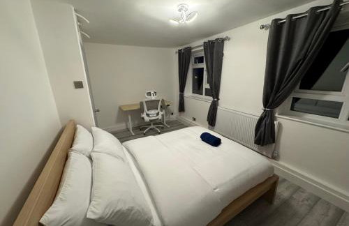 Stylish 2BR, Fast Wifi with balcony - Photo 13