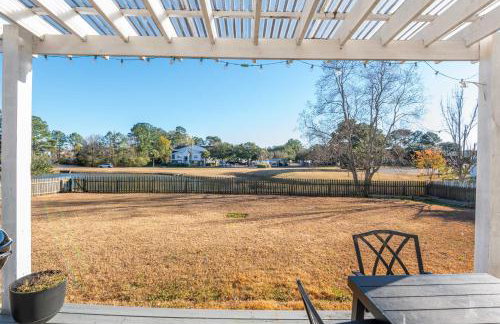 Coastal Retreat & Water Views - Minutes to CHS - Foto 43