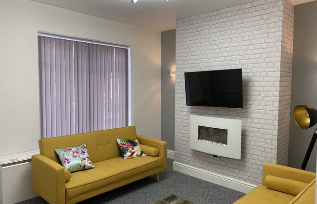 GuywoodHouse - Photo 1