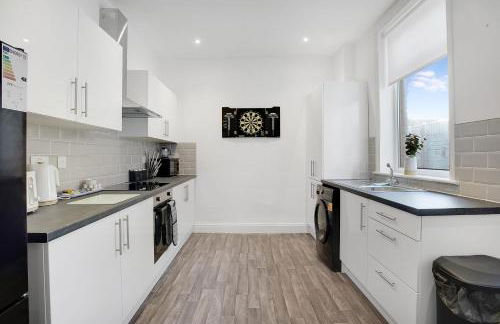 Spacious & Modern Oasis, 4-Bed House, Sleeps 7 - Foto 18